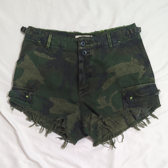 We The Free Button Fly Cutoff Shorts, Color Camouflage Size 8 - Picture 4 of 15